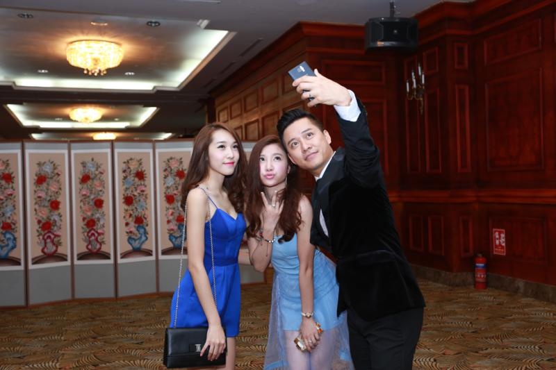 Tuấn Hưng “tự sướng” cùng 2 người đẹp bằng chiếc điện thoại mới.