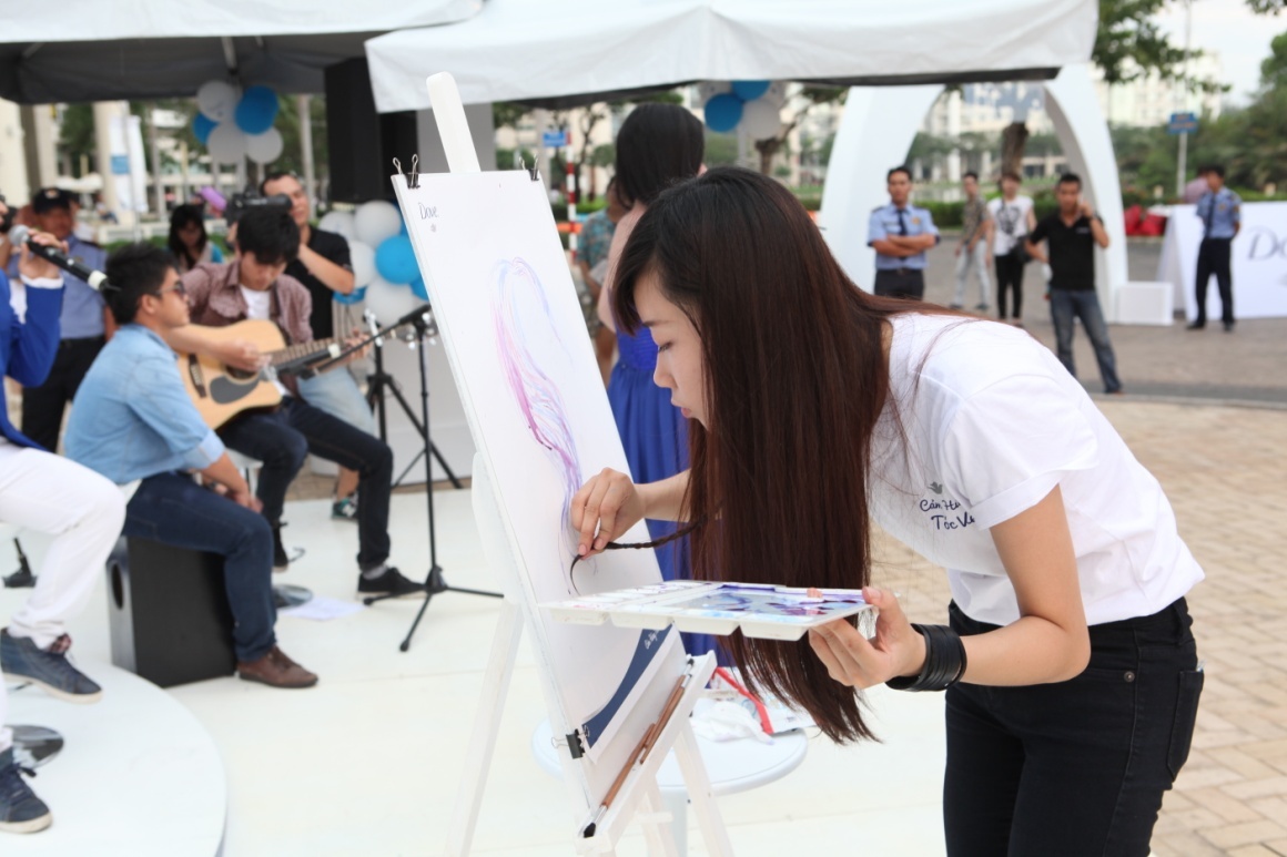 Lọn tóc suôn mượt từ gốc đến ngọn sẽ trở thành chiếc cọ vẽ thần kỳ.