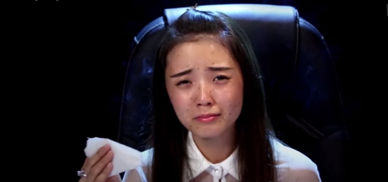Tư Đốm đau khổ vì mặt nhiều vết đốm đen xấu xí.