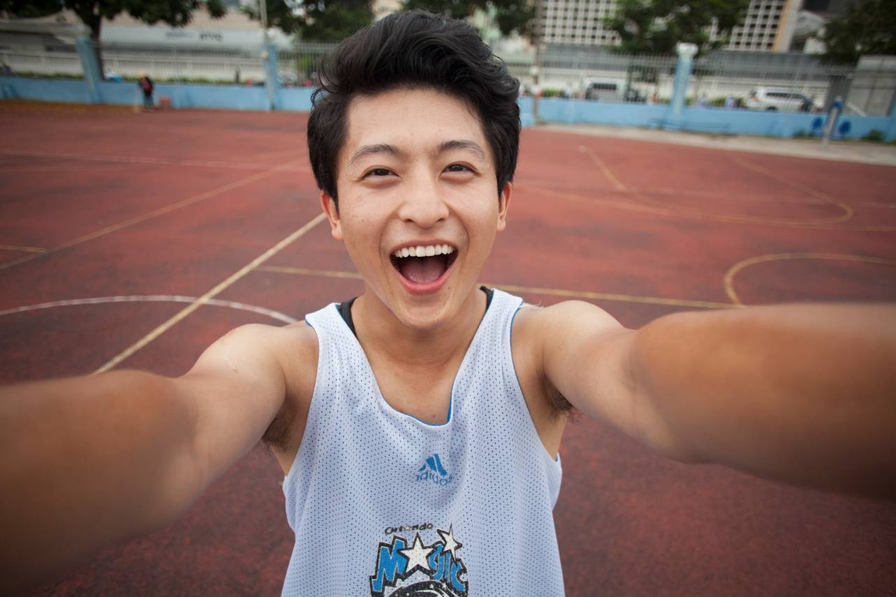 Chia sẻ với bạn bè những hình ảnh vui nhộn cũng giúp xua tan căng thẳng.