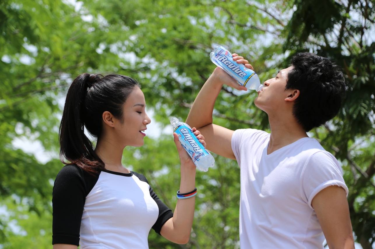 Đừng quên việc bù nước và muối khoáng cho cơ thể trong giai đoạn thi cử căng thẳng.