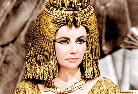 Tắm bằng sữa giúp Cleopatra có được làn da trắng mịn không tì vết.
