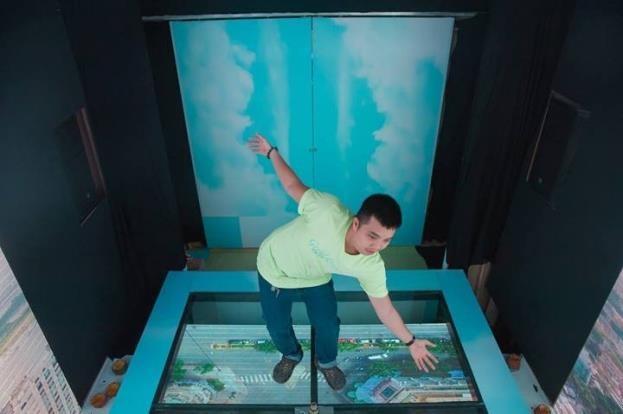 Khoảnh khắc vượt chướng ngại vật thú vị của một bạn trẻ tham gia trò chơi.