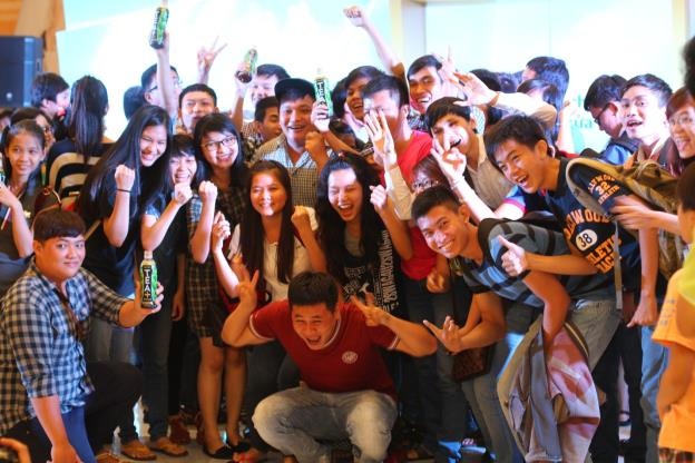 Sau trải nghiệm “cảm giác bay”, các bạn trẻ cùng nhau chụp hình lưu lại khoảnh khắc đáng nhớ.