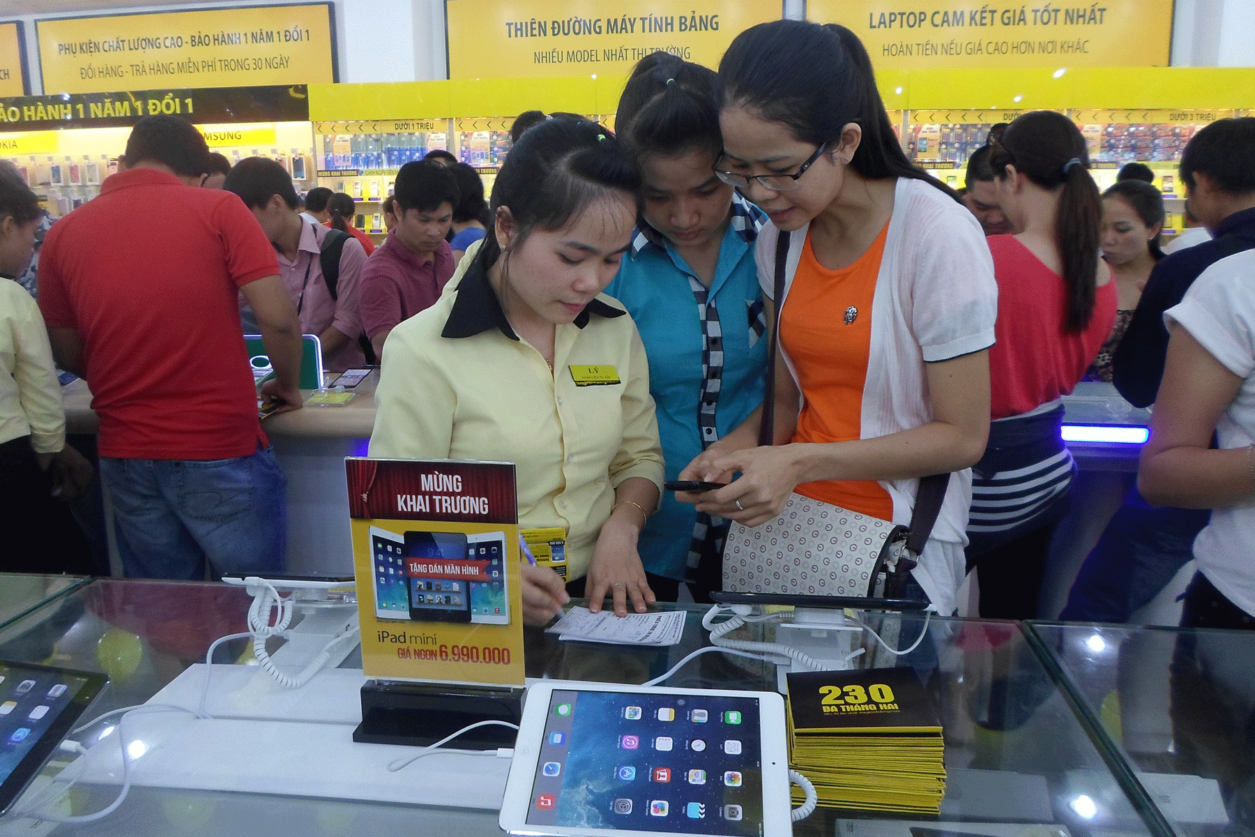 Dùng thử máy tại cửa hàng, người dùng sẽ kiểm tra được vỏ, màn hình, chất lượng âm thanh, camera… của smartphone.