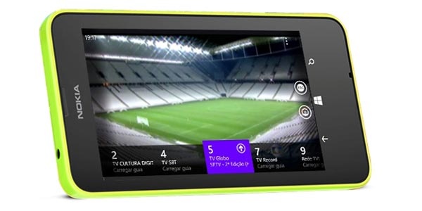 Chỉ cần một chiếc điện thoại có màn hình lớn cùng đường truyền internet tốt, bạn có thể thỏa sức xem đá bóng cùng bạn bè.