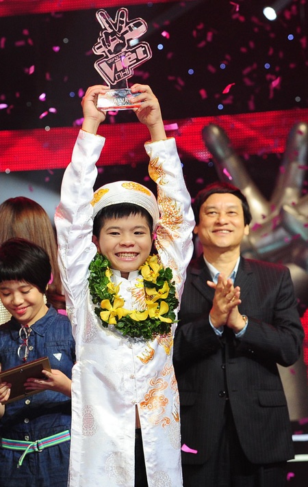 Với nhiều phần trình diễn xuất sắc, Quang Anh trở thành quán quân Giọng hát Việt nhí mùa đầu tiên.