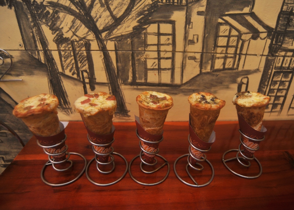    Pizza ốc quê với 5 vị khác nhau: Dăm bông, bò băm, tôm, gà, xúc xích được đặt ngay ngắn trên những chiếc giá bắt mắt.   