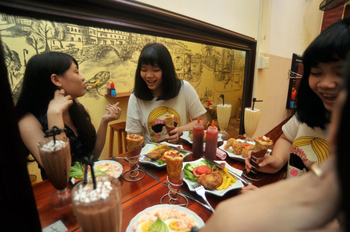 Khách hàng có thể chụp ảnh check in nhờ chiếc gương được đặt ngay cạnh bàn ăn. 