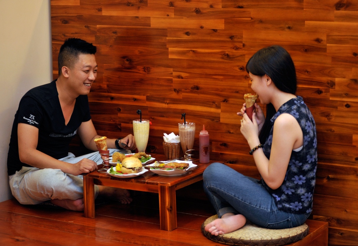 Các cặp đôi vẫn có không gian riêng để thoải mái thưởng thức và trò chuyện.