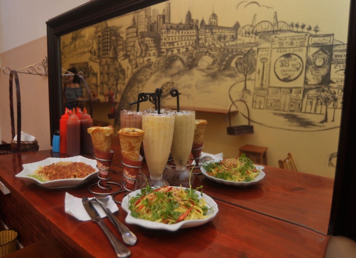 Ngoài pizza, cửa hàng còn món ăn kèm như salad.