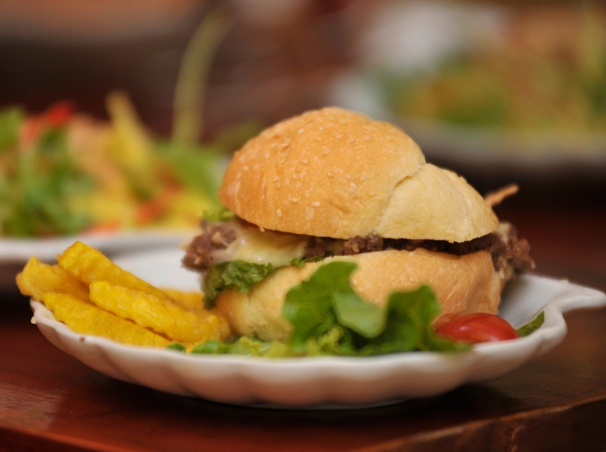   Burger, sandwich giá chỉ 35.000 đồng.