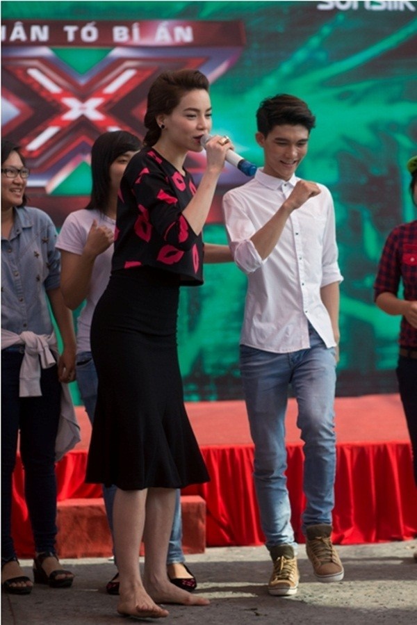 Hồ Ngọc Hà sẵn sàng để chân trần dạy nhảy cho các thí sinh.