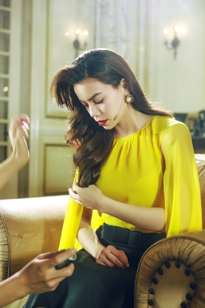 Nữ ca sỹ sở hữu mái tóc bồng bềnh và óng mượt.