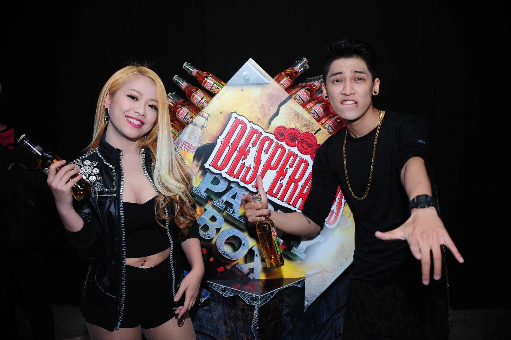  Đêm tiệc Electric phong cách Steampunk là đại tiệc âm nhạc EDM (Electronic Dance Music) do thương hiệu bia Desperados tổ chức. Những người tham dự tỏ ra vô cùng phấn khích khi lần đầu tiên trải nghiệm dòng bia với hương vị Tequila độc đáo này.  