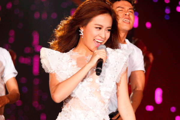 Dan sao sexy tham du su kien Electric Party hinh anh