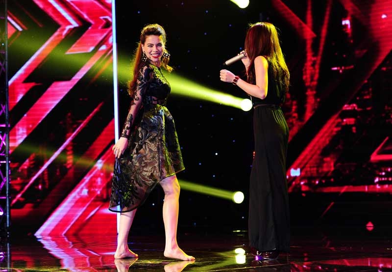 Hà Hồ sẵn sàng bỏ giày lên sân khấu nhảy phụ họa cho thí sinh.