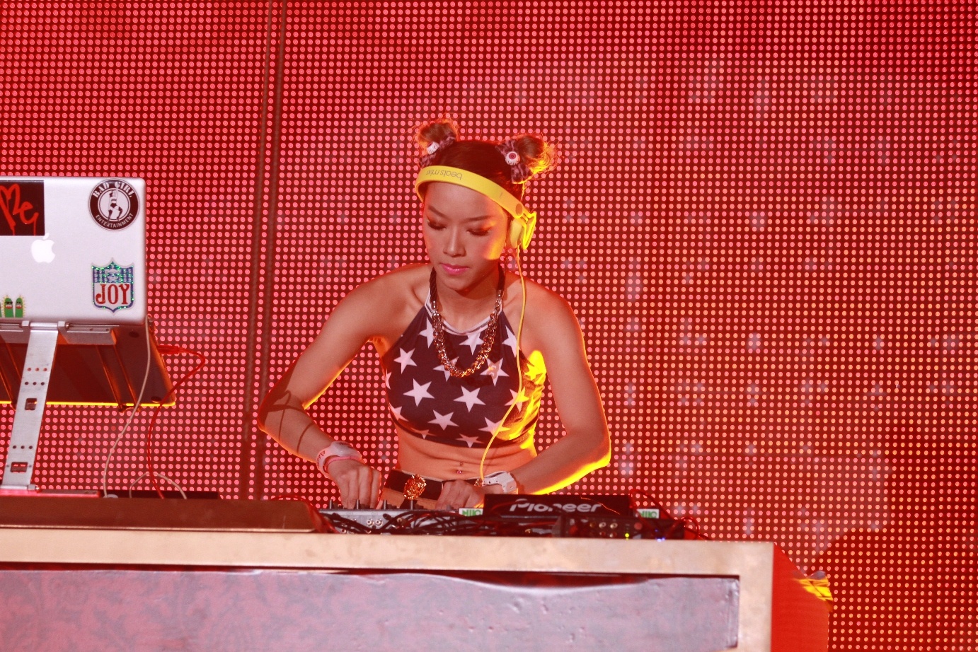 Không khí đêm tiệc càng được hâm nóng bởi tiết mục mở màn của DJ Roxy June (Thái Land). 