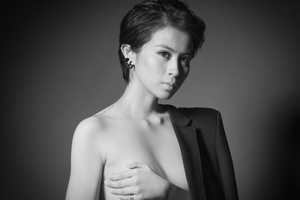 Gil Le lan dau nude tren tap chi dong tinh hinh anh