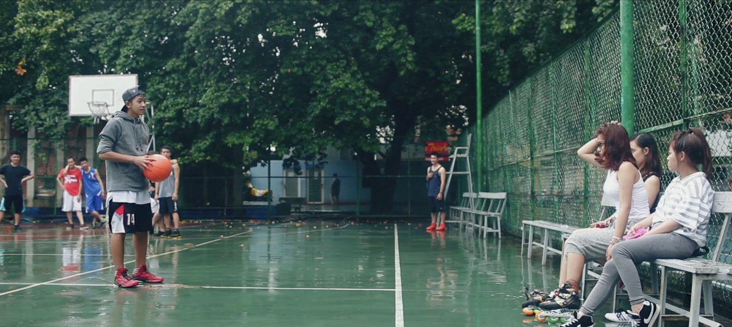    Quang Quíu chơi thể thao rất cừ và được thu hút bởi vẻ ngoài điển trai, khá lạnh lùng. Tuy vây, anh chàng lại rất nhút nhát, nhất là khi nói chuyện với các bạn gái.