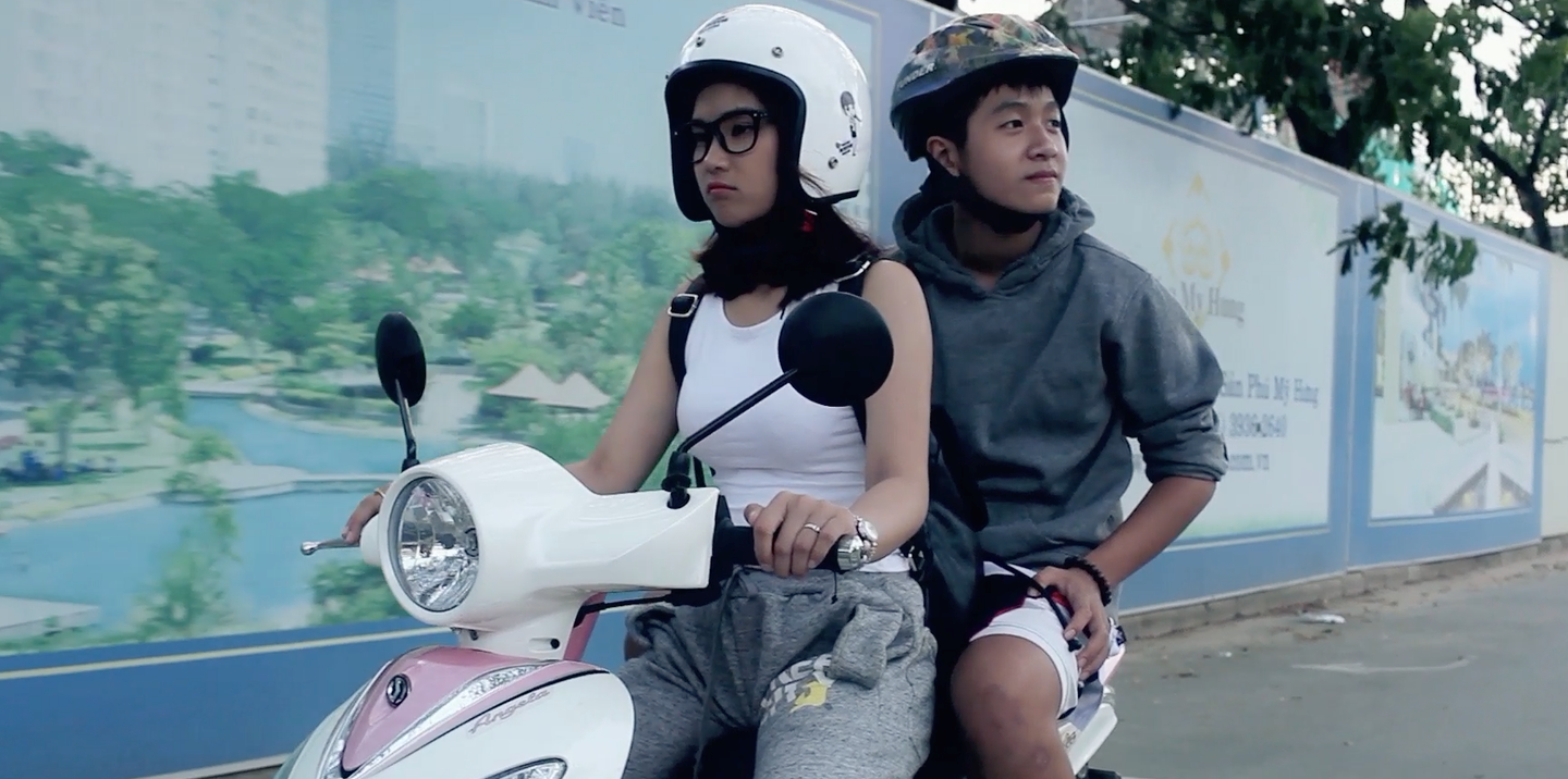      Quang Quíu ngượng ngùng ngồi sau xe trong khi Yến Chibi luôn ra dáng “người lớn”.