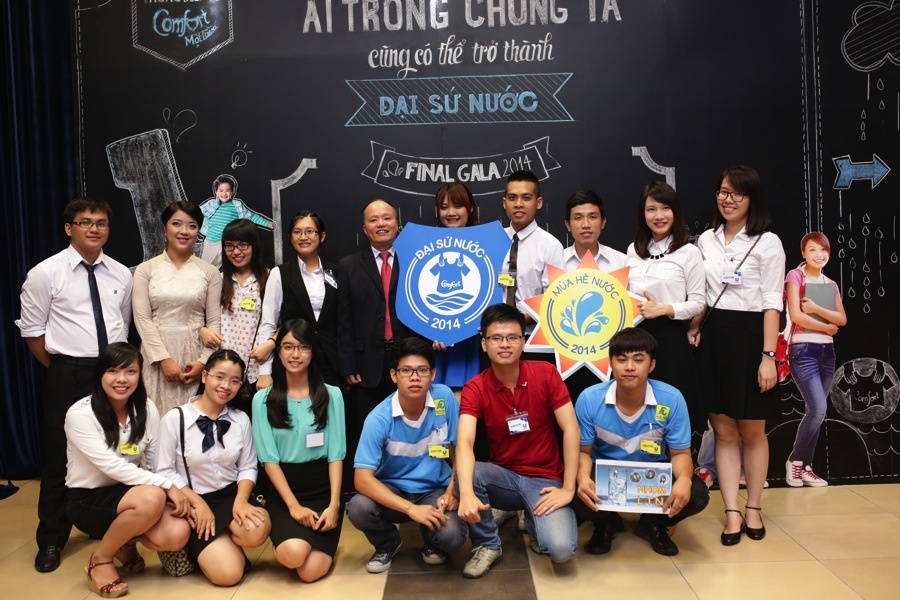 6 đội vào chung kết chụp hình kỷ niệm cùng Hội đồng giám khảo cuộc thi