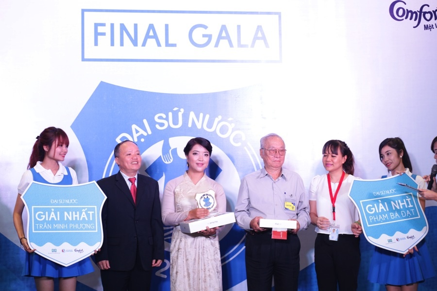 Đại diện Bộ Tài nguyên và Môi trường trao danh hiệu Đại sứ nước cho chị Trần Minh Phượng và bác Phạm Bá Đạt.   