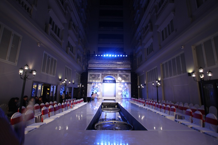 Hình ảnh Khải Hoàn Môn được tái hiện trong show diễn “Eva de Eva fall winter 2011/2012