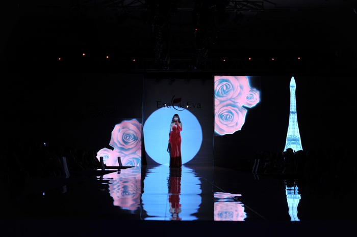      Hà Anh hóa thân thành một bông hồng rực rỡ  trong vai trò ca sỹ với bài hát “La Vie en Rose – Cuộc sống là một bông hồng”.