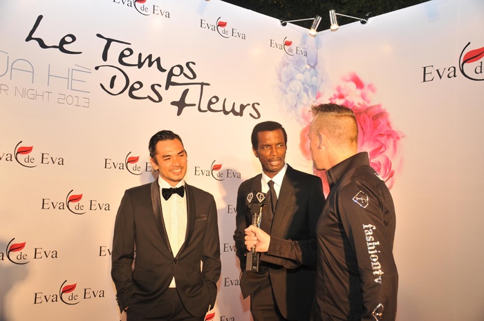 Đạo diễn Henri Hurbert, diễn viên Đức Hải trả lời phỏng vấn kênh truyền hình FTV trong show diễn Eva de Eva Le Temps de Fleur   