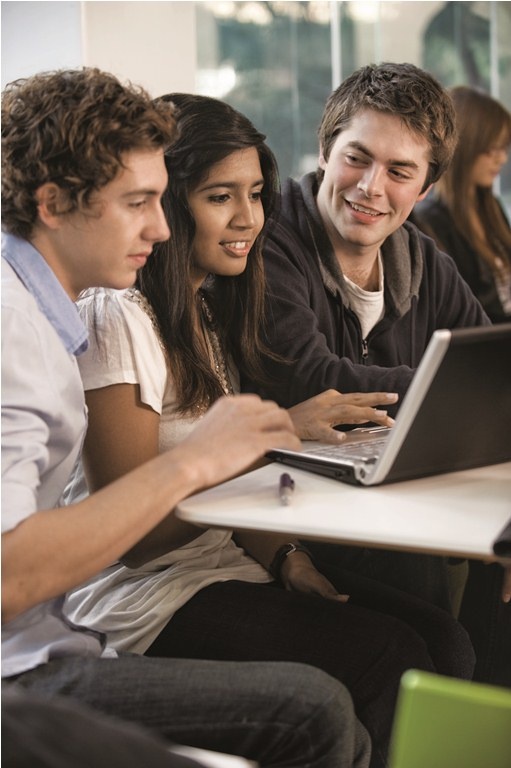 Các bạn trẻ cần được bổ sung các kiến thức trước khi lên đường du học.