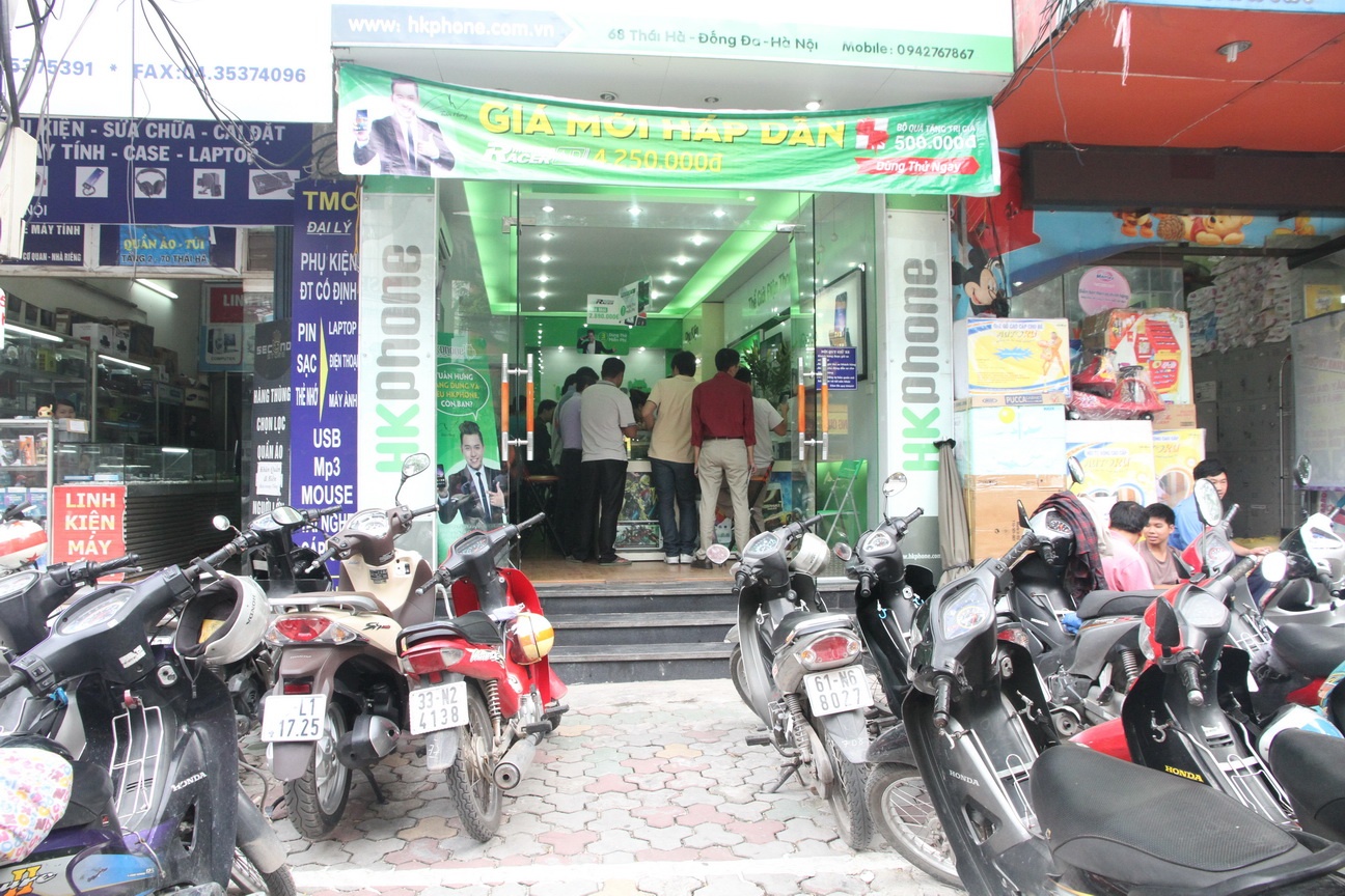 Dân công sở tranh thủ giờ nghỉ trưa mua iRevo.