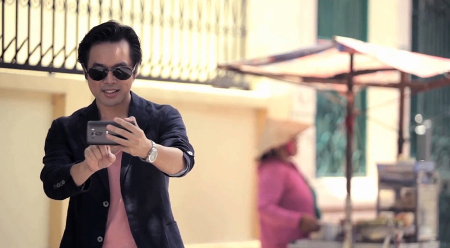 Anh thích thú ghi lại những khoảnh khắc chạy nhảy tung tăng của Chôm Chôm.