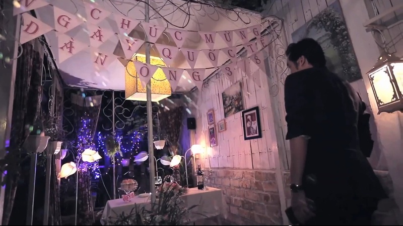 Dương Khắc Linh bước vào không gian lãng mạn mà không biết đây là bữa tiệc dành cho mình.