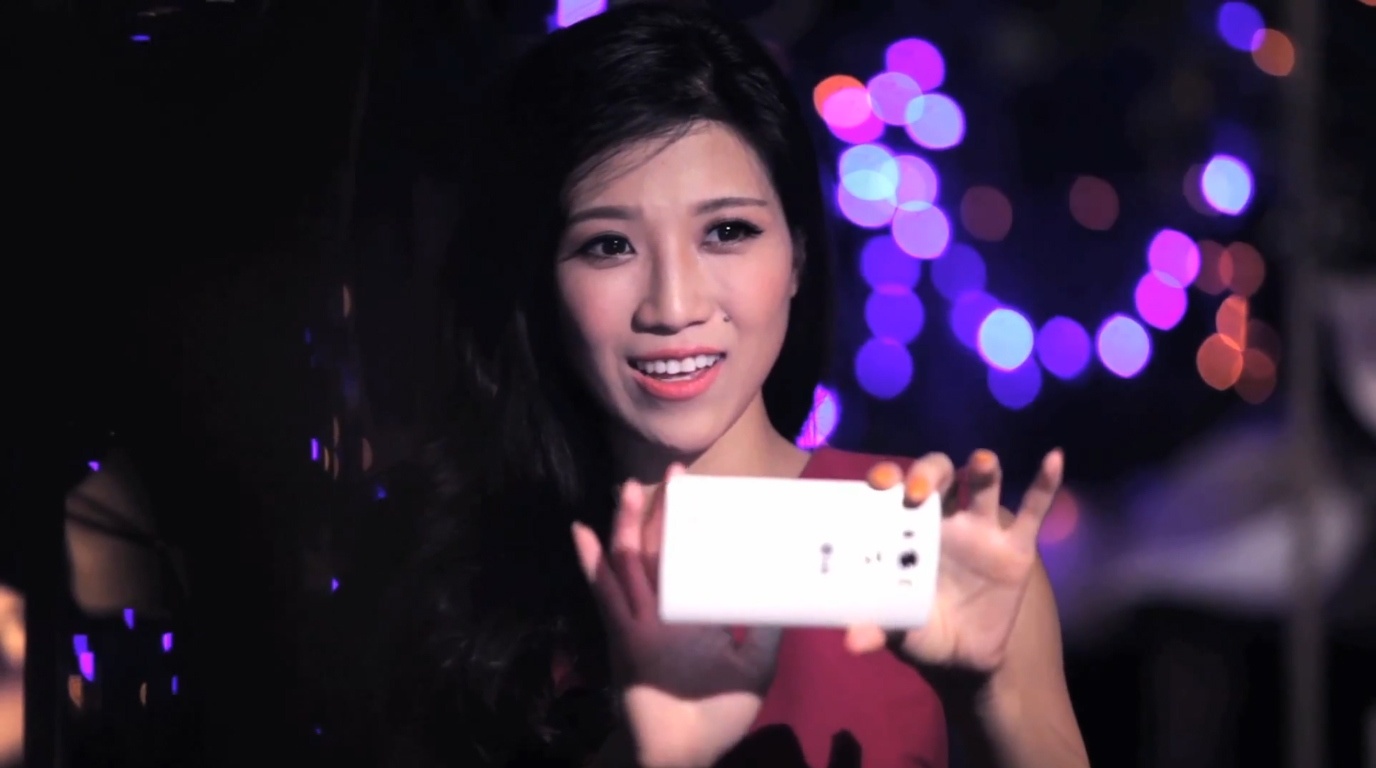 Đứng ở góc khuất, Trang Pháp bí mật chụp được khoảnh khắc đi từ ngạc nhiên, tò mò đến vui mừng, hạnh phúc của Dương Khắc Linh. Dù không gian mờ ảo với khung cảnh thiếu sáng, gương mặt anh vẫn hiện lên rõ nét với mọi sắc thái biểu cảm.