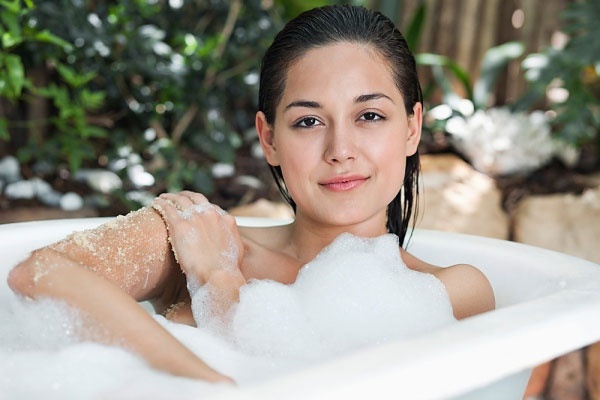 Làm sạch là bước đầu tiên để có một làn da trắng sáng, mịn màng.