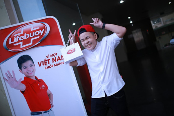 Vẻ nhí nhảnh, đáng yêu của Cao Hà Đức Anh ngoài đời thường.