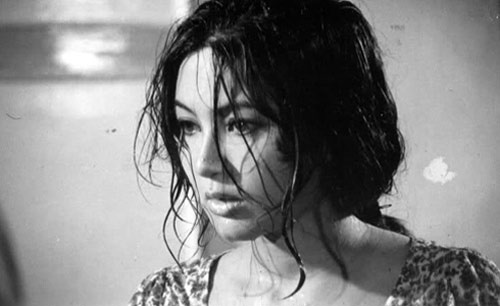 Khuôn mặt trái xoan, sống mũi cao, mắt to tròn cùng đôi môi nhỏ xinh giúp Thẩm Thúy Hằng tạo dấu ấn trong lòng công chúng.