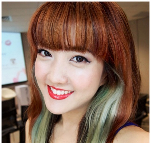 Juli trang điểm dể che đi mọi khuyết điểm trên gương mặt mình.