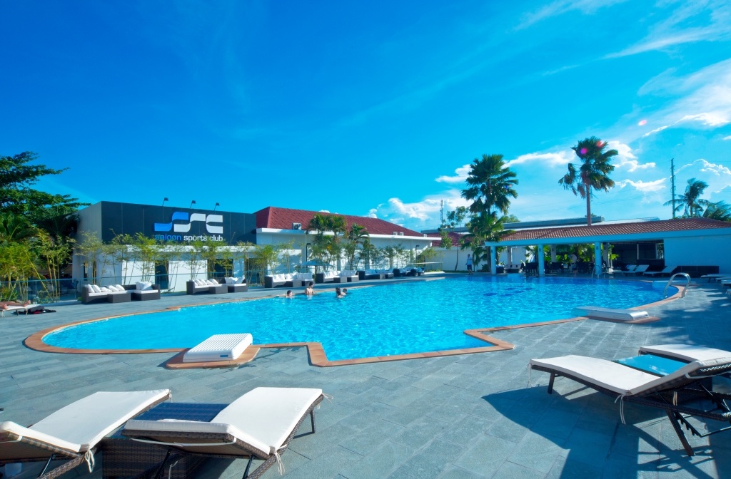 Hồ bơi rộng và thoáng mát tại SSC là nơi Cung Lê giải trí sau những giờ luyện tập.