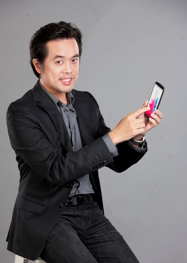 Màn hình Quad HD, kích thước 5,5 inch với tỉ lệ màn hình trên toàn diện tích là 76, 4% giúp việc xem phim hay chơi game đều thoải mái.