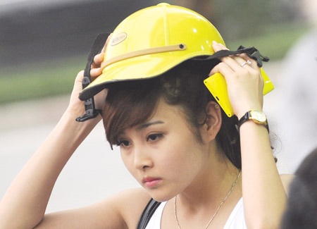 Ngua da dau vi doi mu bao hiem kem chat luong hinh anh