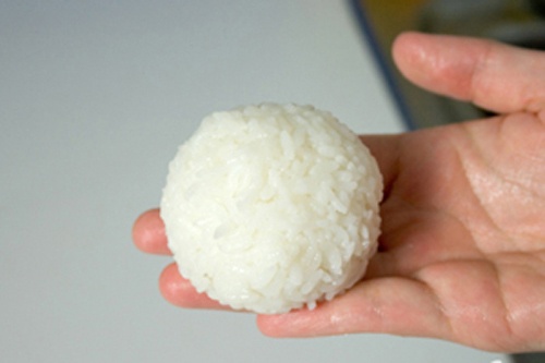 Cơm nóng vo tròn và lăn đều trên mặt, giúp hút dầu trên da, làm sạch bụi bẩn, thông lỗ chân lông và xóa mờ nếp nhăn.