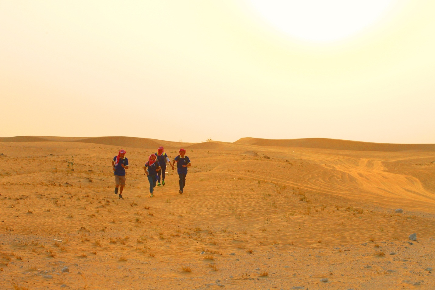    “Giấc mơ phương Đông” chào đón họ với nhiệt độ lên đến 48 độ C, bãi cát trải dài mênh mông cùng những cơn gió nóng đến không thở nổi.