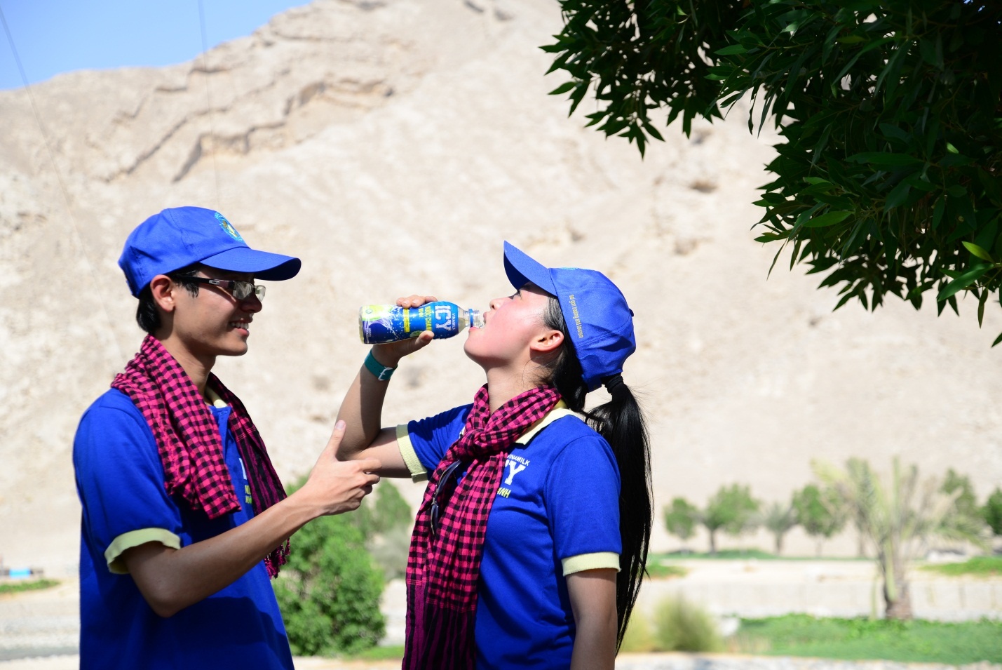   Do bức xạ nhiệt ở sa mạc rất lớn nên nhóm bạn trẻ đã mang theo nhiều ICY chanh muối – nước uống có chức năng hỗ trợ cân bằng điện giải khi cơ thể bị mất nước và muối khoáng, mặc quần áo che kín da nhưng thoáng khí, thoa kem chống nắng SPF 30+, khăn choàng và mũ rộng vành. 