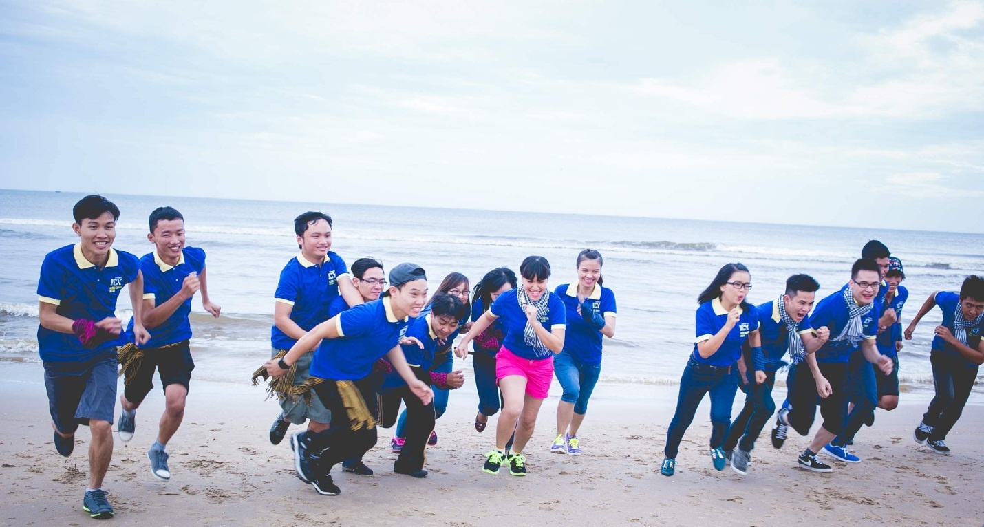 4 thành viên trong đoàn trải nghiệm Safari, Dubai được chọn lựa từ 16 bạn trẻ đã tham gia cuộc thi Sống yêu vận động 2014 do nhãn hàng ICY Chanh muối tổ chức. 