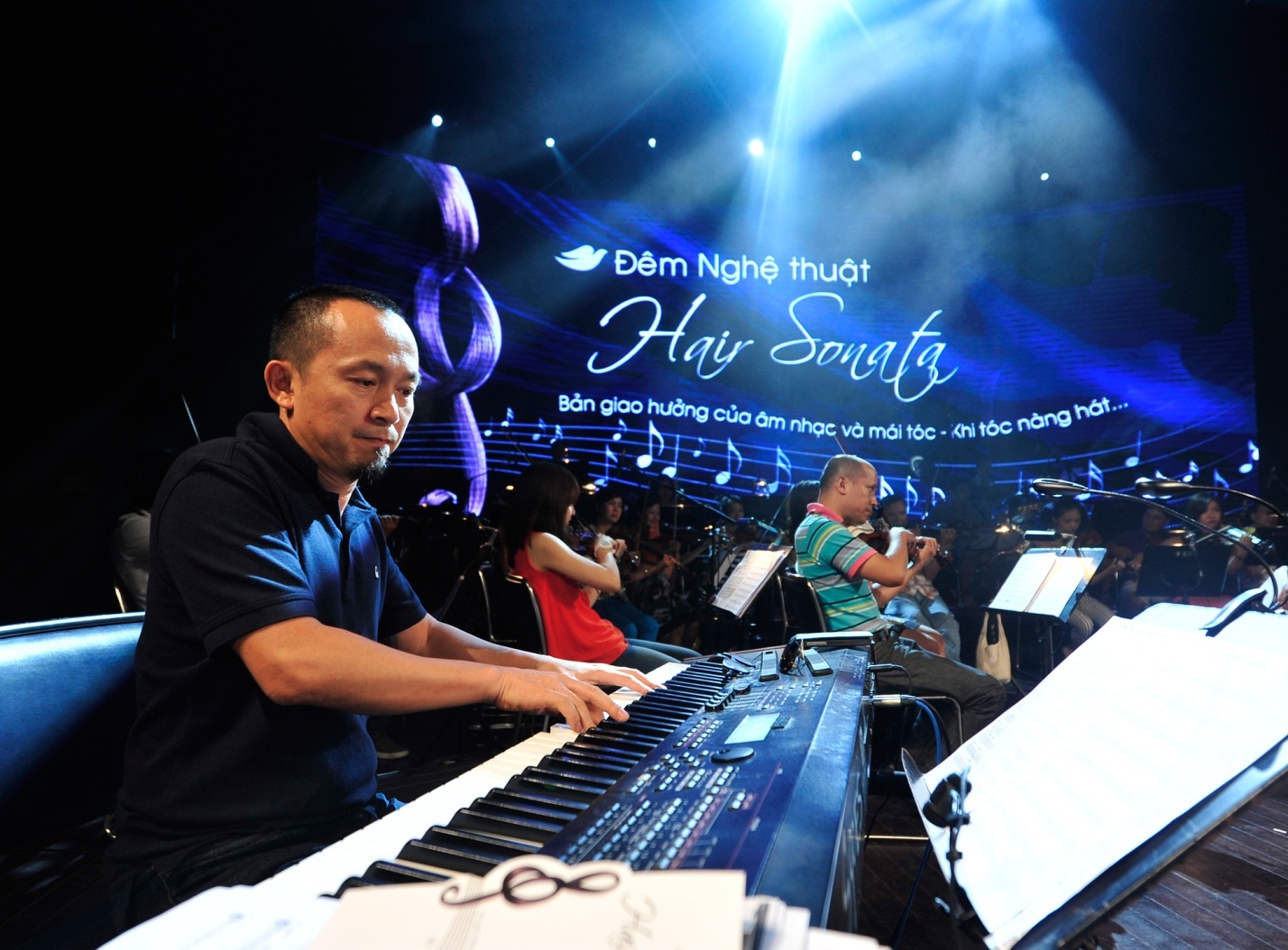      Giám đốc âm nhạc Quốc Trung chơi keyboard cùng ban nhạc.