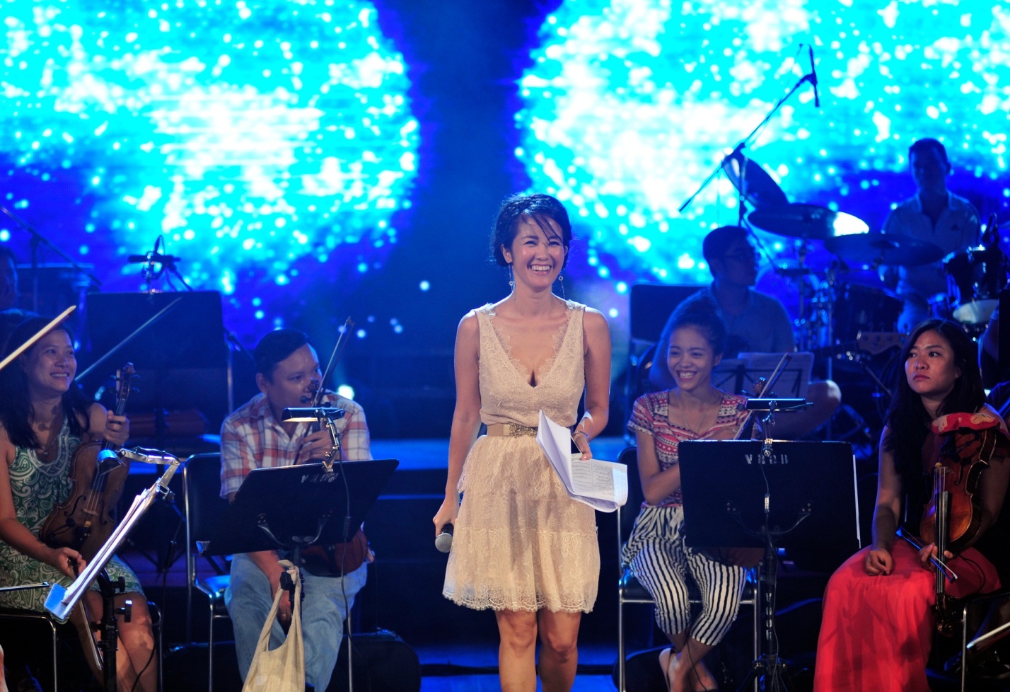    Tối nay, cô sẽ trình diễn một sáng tác của Quốc Trung và một ca khúc nước ngoài.
