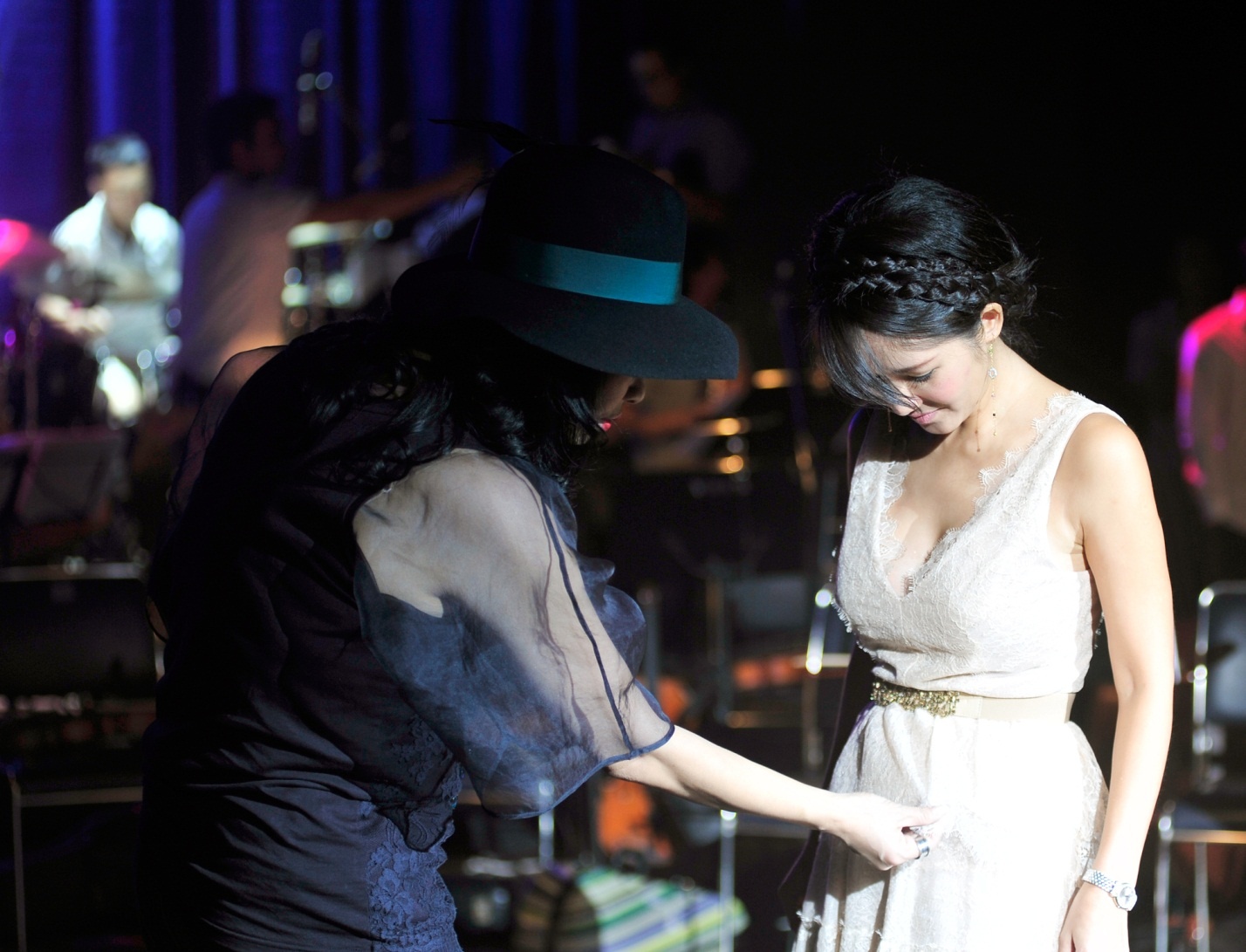      Trong lúc giải lao, Thanh Lam ân cần chỉnh lại váy áo cho Hồng Nhung. Cả hai đều sinh ra ở Hà Nội, cùng một thế hệ và được tôn vinh là những giọng ca hàng đầu nhạc Việt.   