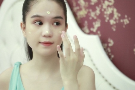 Ngọc Trinh thường đánh một lớp nền thật mỏng trước khi trang điểm để giữ vẻ tự nhiên cho gương mặt.